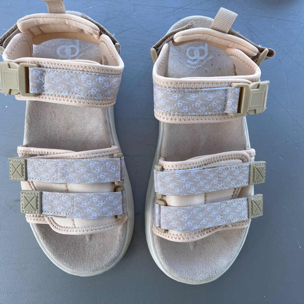 Gravity Defyer sandles size 9